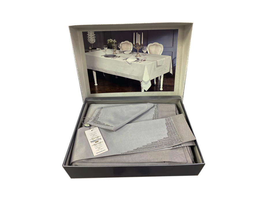 Столовый набор Diamonds хлопковый (скатерть 150*320, раннер 140*40, салфетки 40*40 10 шт) / Maison Dor Столовый набор Diamonds хлопковый (скатерть 150*320, раннер 140*40, салфетки 40*40 10 шт) / Maison Dor