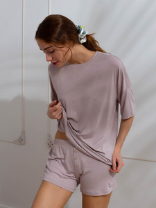 Костюм женский Lila, футболка и шорты 65133 / Hays
